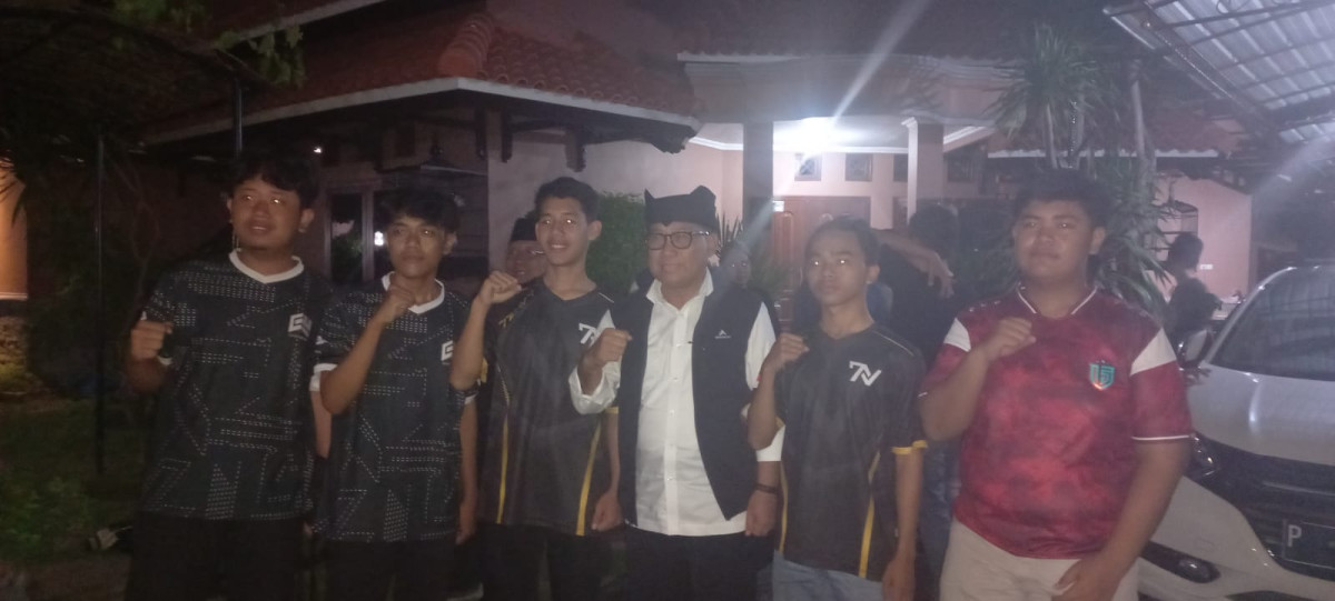 Calon Wakil Bupati Banyuwangi nomor urut 01, Mujiono melepas atlet E-Sport Banyuwangi ke Kejurprov Jatim di Trenggalek Rabu (23/10/2024)