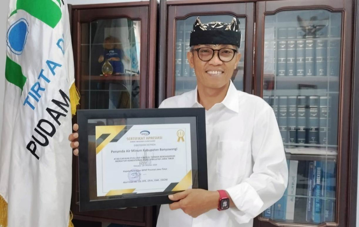 Direktur Utama PUDAM Banyuwangi menunjukkan sertifikat penghargaan dari BPKP (foto : istimewa)