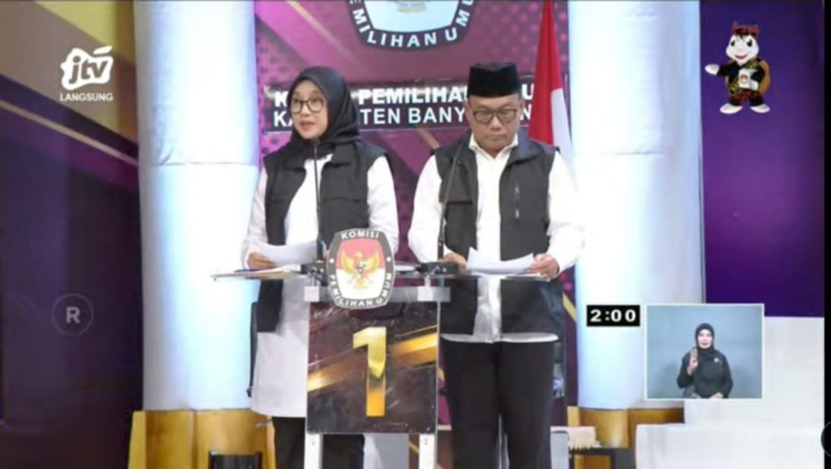 Calon Bupati dan Wakil Bupati Banyuwangi Ipuk-Mujiono saat tampil dalam debat publik pertama (foto: istimewa)