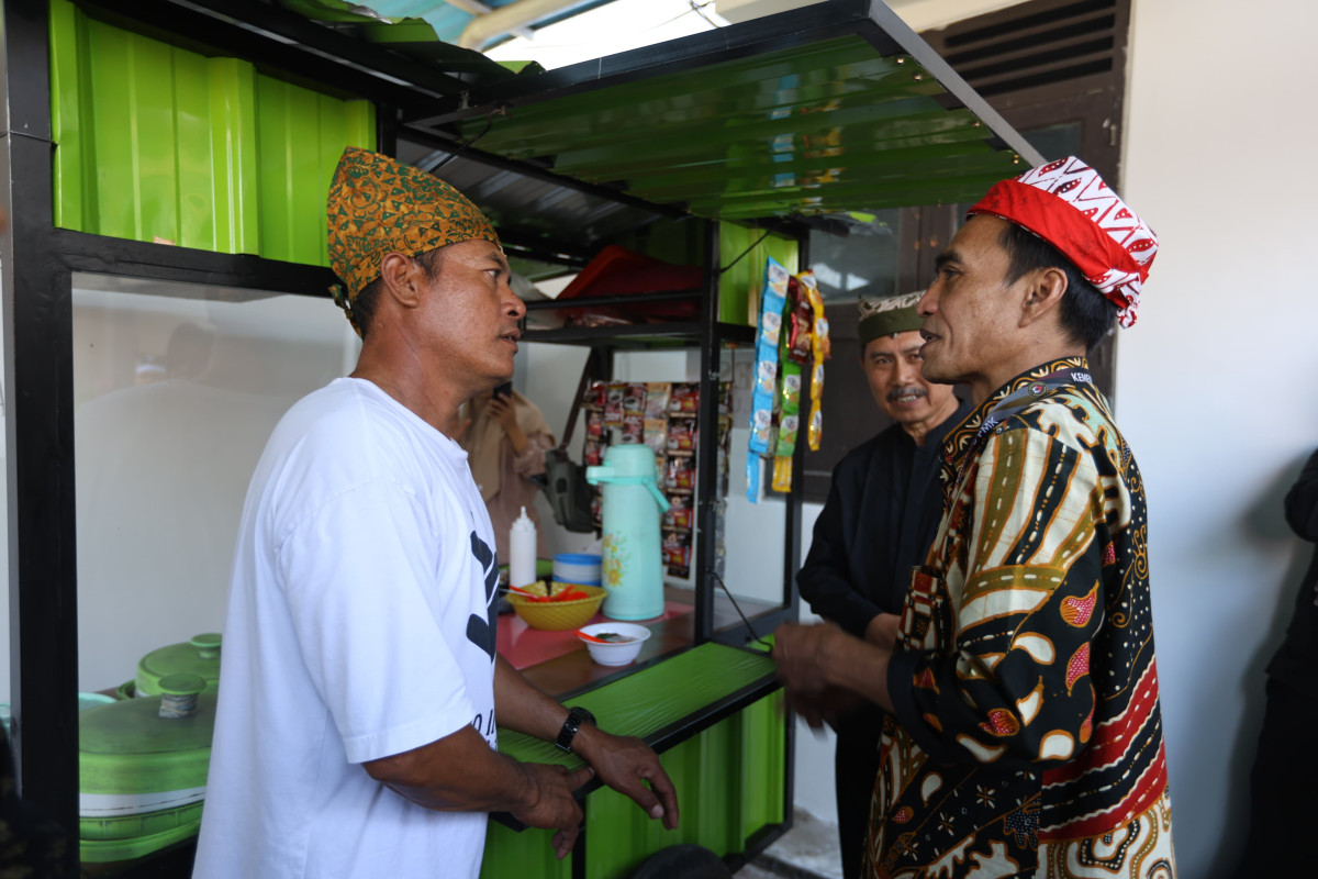 Tim penilai saat meninjau Desa yang telah menjalankan inovasi (foto : istimewa) 