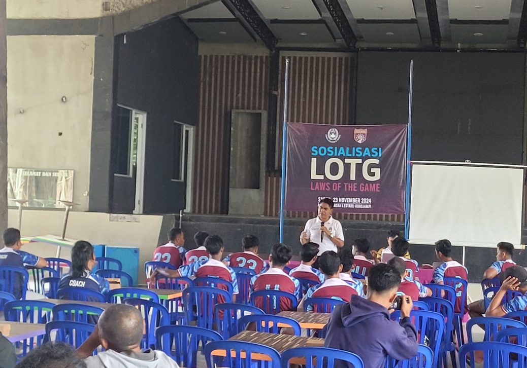 Anggota Komisi Wasit PSSI Jatim, Achmad Romadhon memberikan materi tentang Laws of The Game (LOTG) di Home Base Persewangi, AIL, Banyuwangi, Sabtu (23/11/2024)