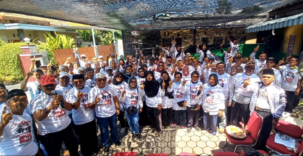 Relawan Juang Banyuwangi mendeklarasikan dukunagn kepada pasangan Cabub dan Cawabup Ipuk-Mujiono di Kediaman Mujionoi, Rabu (30/10/2024)