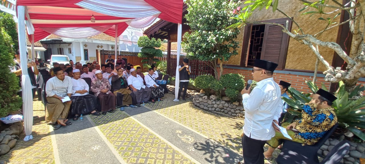 Cawabup Banyuwangi nomor urut 01 Mujiono menemui para pengasuh pondok pesantren dan Gus yang tergabung dalan Komunitas Ipuk - Mujiono (KIM) Kamis (7/11/2024)