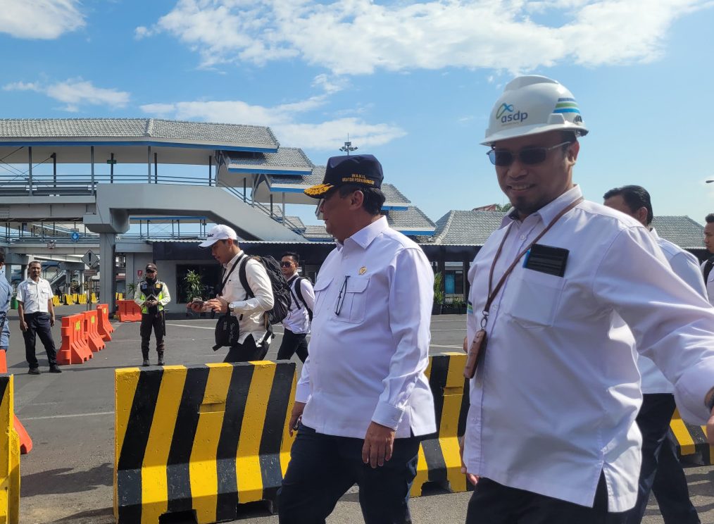 Wakil Menteri Perhubungan, Komjen. Pol (Purn) Suntana didampingi GM ASDP Ketapang, Yani Andrianto meninjau kesiapan Pelabuhan Ketapang Banyuwangi, Selasa (5/11/2024)