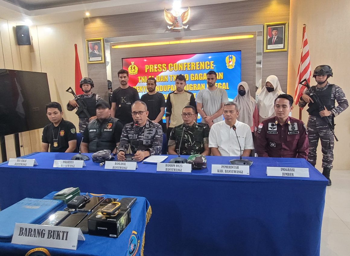 Lanal Banyuwangi menggelar press confrence penangkapal 18 orang yang diduga akan diselundupkan ke Pulau Christmas (Natal) Australia, Sabtu (9/11/2024)
