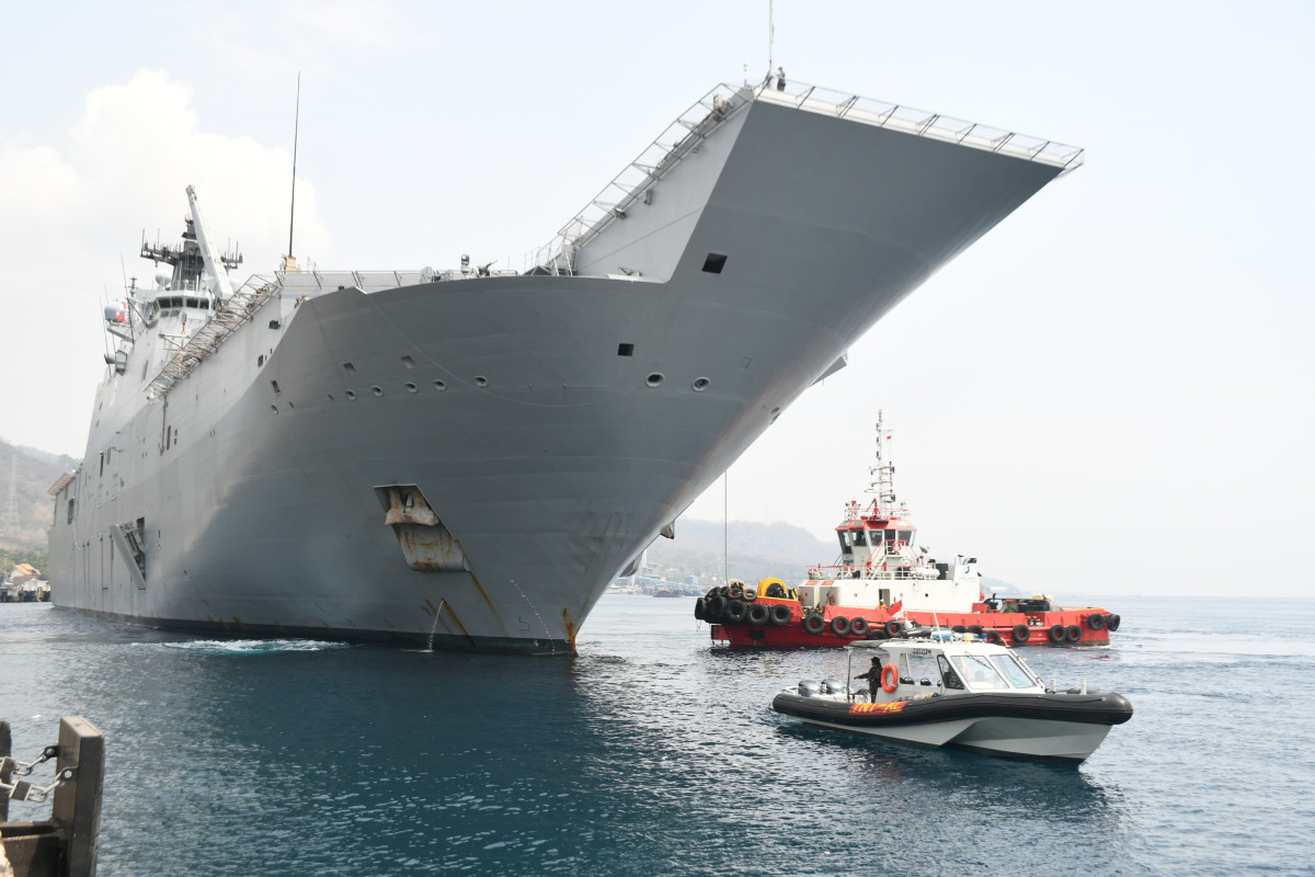Kapal perang Australia, HMAS Adelaide L01, tiba di Pelabuhan Tanjungwangi, Banyuwangi pada Minggu (10/11/2024)