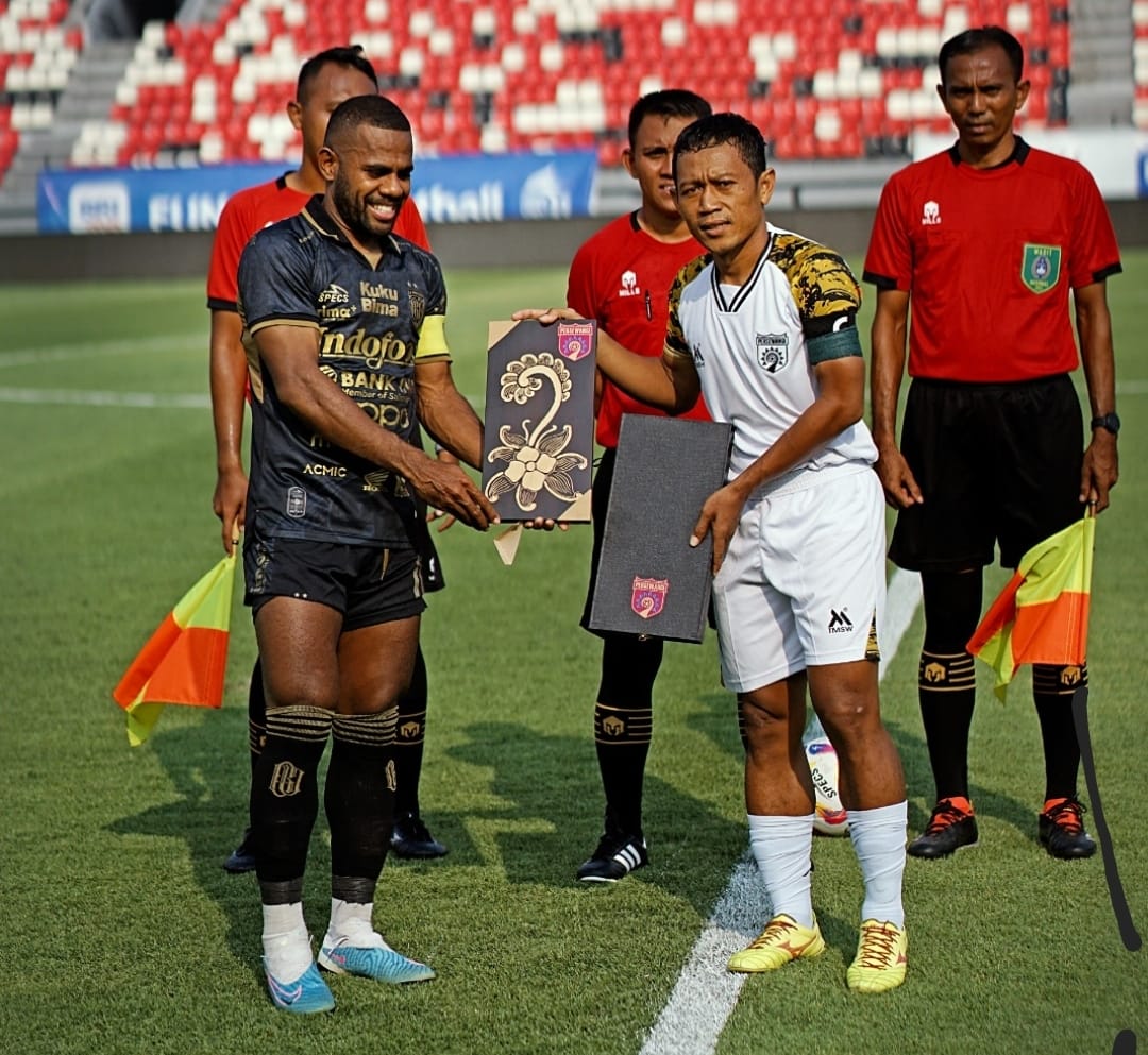 Kapten Persewangi, Anis Mujiono bersama Kapten Bali United, Yabes Roni sebelum laga persabahatan di Stadion I Wayan Dipta, Jumat (15/11/2024)
