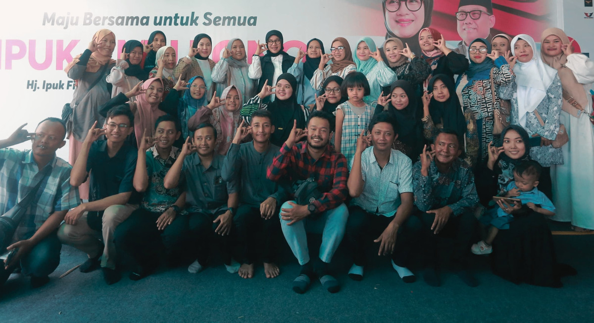Para sahabat disabilitas menunjukkan bahasa isyarat yang memiliki arti "Ipuk" saat bertemu Ipuk Fiestiandani.
