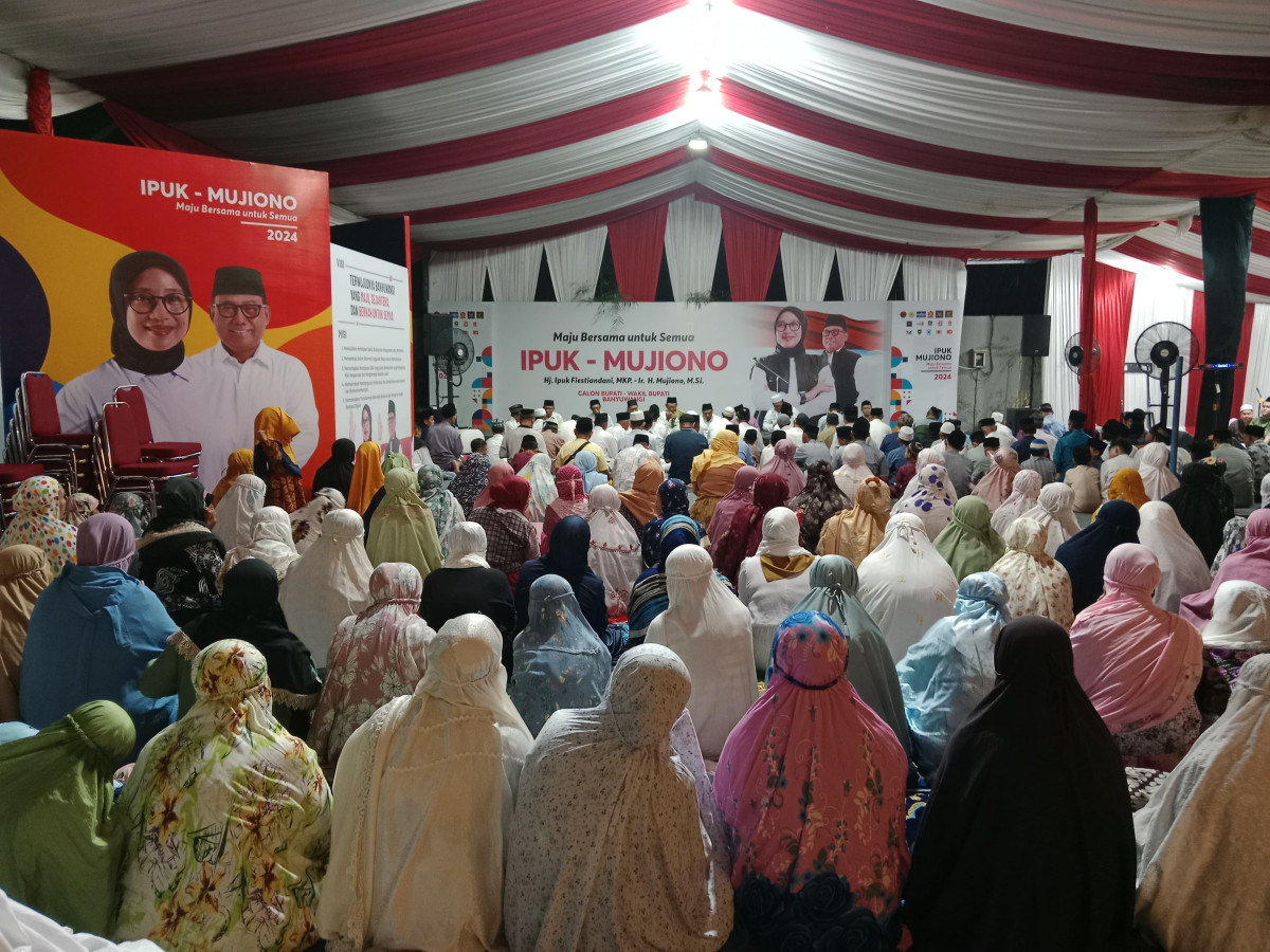 Calon Bupati Banyuwangi Ipuk Fiestiandani menggelar sholawatan bersama di Posko Kebersamaan, Minggu (24/11/2024) malam.