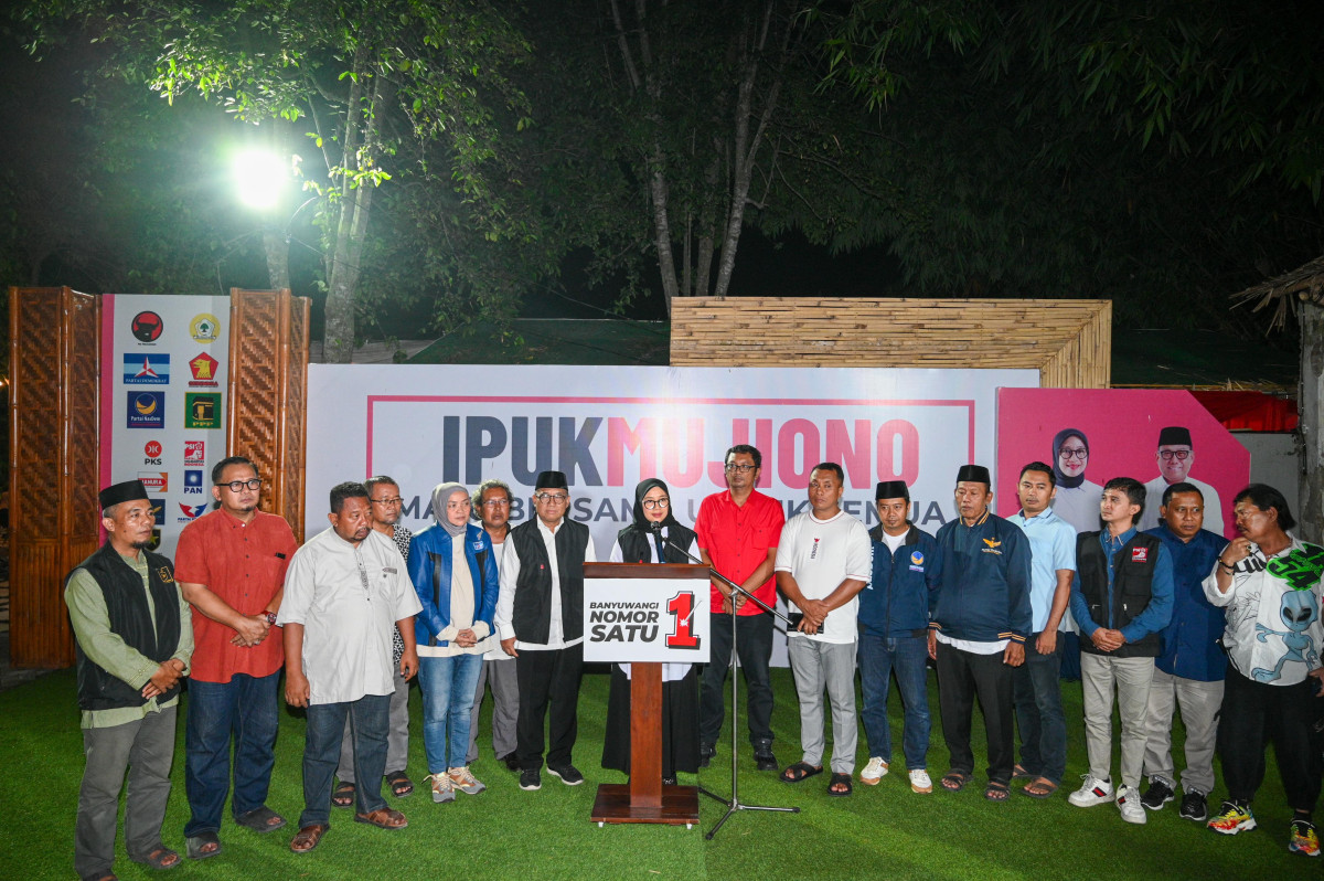Paslon nomor urut 01 Pilkada Banyuwangi, Ipuk-Mujiono menyampaikan pidato paska kemenangan versi quick count LSI