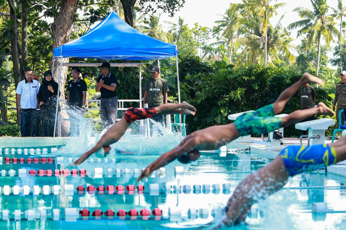 Bupati Banyuwangi, Ipuk Fiestiandani bersama Ketua KONI, Ahmad Khoirullah dan ketua Akuatik Indonesia Banyuwangi, Aditya Ruli Delianto membuka Kejuaraan Renang Akuatik Kabupaten Banyuwangi 2024