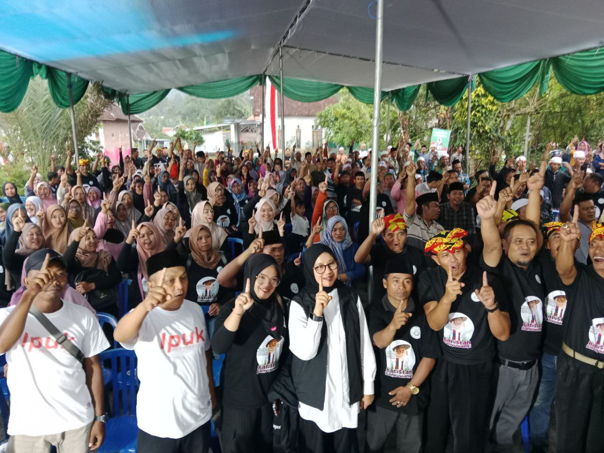 Ipuk Fiestiandani bersama para petani kopi di Kecamatan Kalibaru (foto : istimewa)