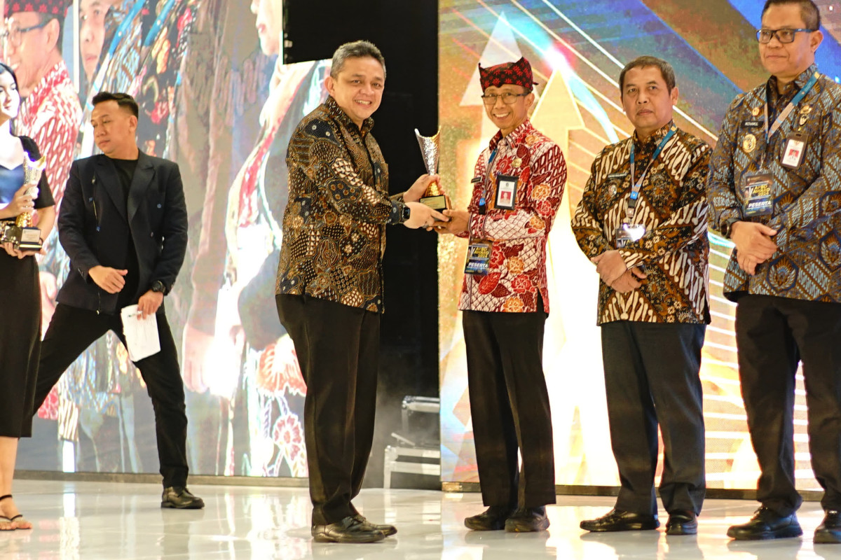 Pemkab Banyuwangi diwakili Pj Sekkab Banyuwangi, Guntur Priambodo mendapat APBD Award dari Kemendagri