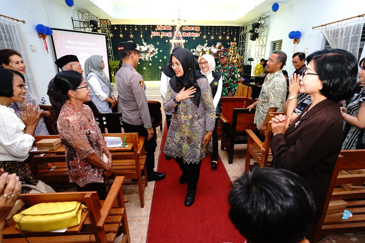 Bupati Banyuwangi Ipuk Fiestiandani meninjau perayaan Natal 2024 di sejumlah gereja, Selasa malam (24/12/2024).