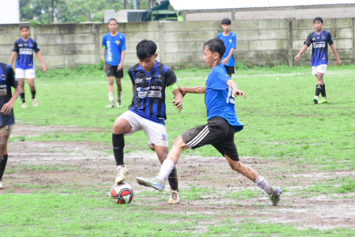 Pertandingan antara SSB Putra Junior vs Rajawali di Lapangan Dipogoro Ketapang, Senin (9/12/2024)