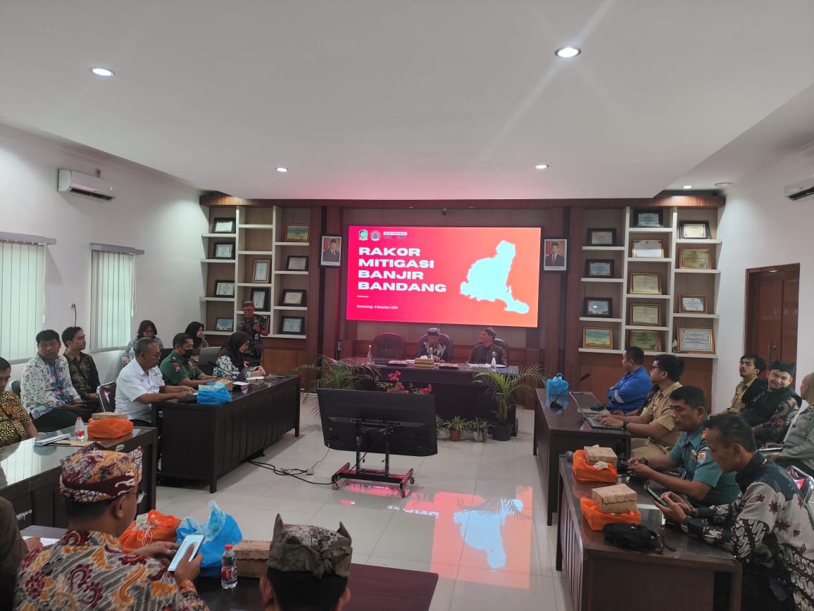 Rakor mitigasi bencana banjir bandang digelar di ruang Sekda Banyuwangi, Senin (9/12/2024)