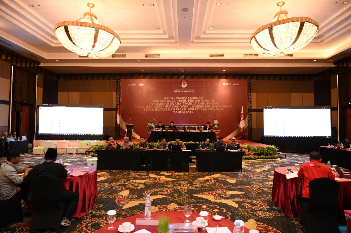 Proses rekapitulasi suara tingkat kabupaten Banyuwangi di Hotel El Royale, Selasa (3/12/2024)