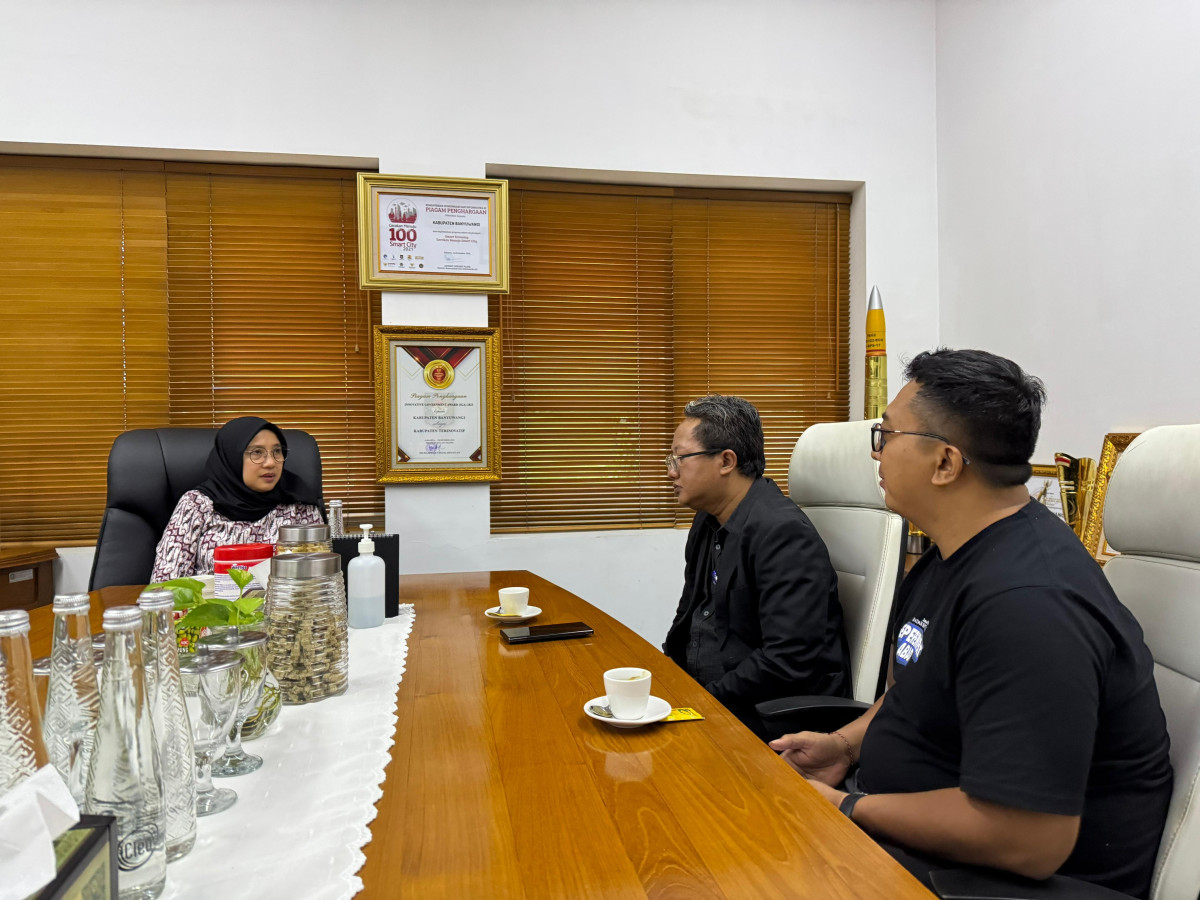 Bupati Banyuwangi, Ipuk Fiestiandani Azwar Anas menemui Humas Persewangi Banyuwangi, Rudi H Latif bersama Media Officer Persewangi, Fredy Rizki Manunggal di ruang rapat Bupati Banyuwangi, Senin (17/12/2024)