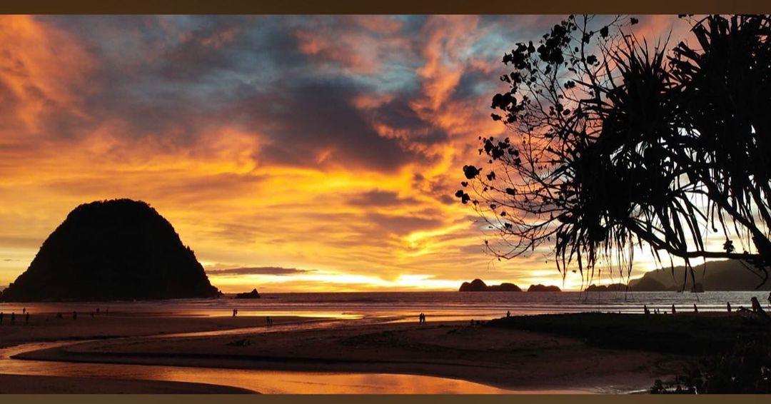 Pantai Pulau Merah merupakan pantai dengan tampilan eksotis di wilayah Pesanggaran, Banyuwangi