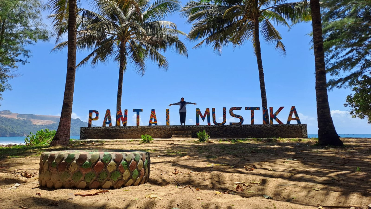 Pantai Mustika salah satu Destinasi Wisata yang Wajib dikunjungi di wilayah Kecamatan Pesanggaran, Kabupaten Banyuwangi