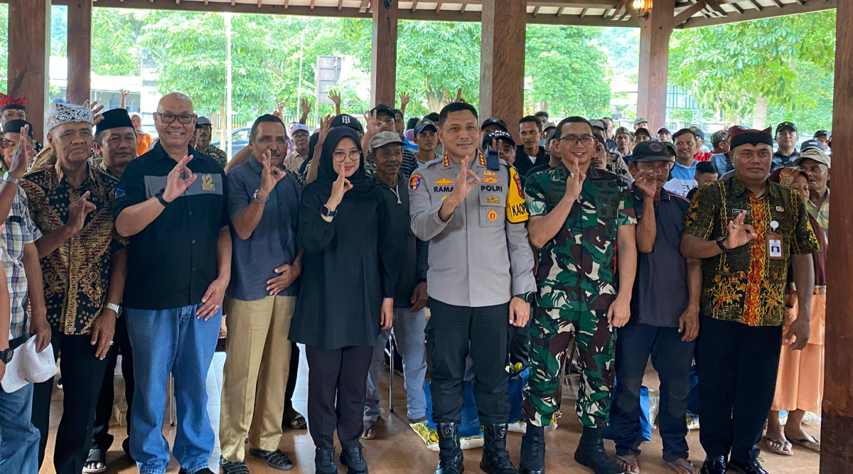 Bupati Banyuwangi, Ipuk Fiestiandani Azwar Anas bersama General Manager of Operations (GMO) PT BSI, Roelly Franza dan jajaran Forpimda memberikan paket sembako pada ratusan warga terdampak banjir di Pesanggaran.