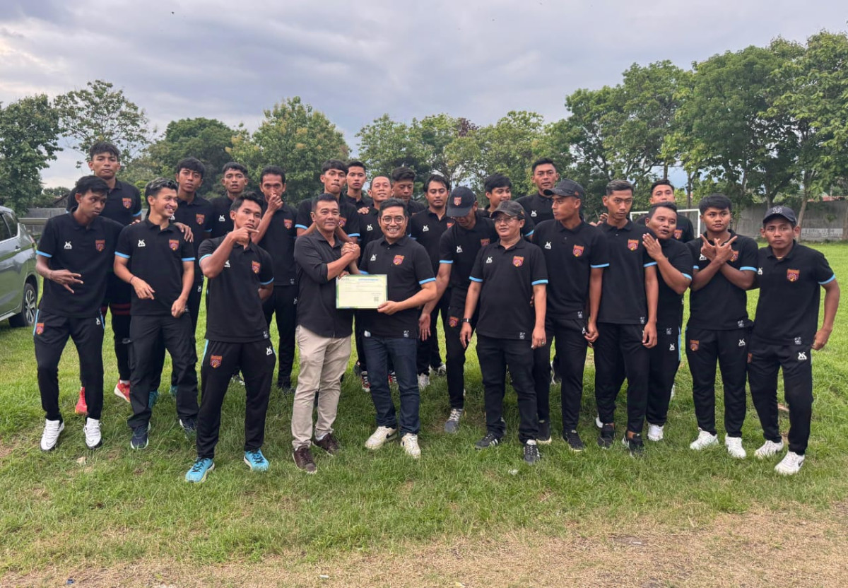 Persiden Persewangi Banyuwangi, Handoko bersama Kepala BPJS Ketenagakerjaan Banyuwangi, Ocky Olivia memastikan kerjasama jaminan sosial tenaga kerja untuk seluruh tim Persewangi Banyuwangi