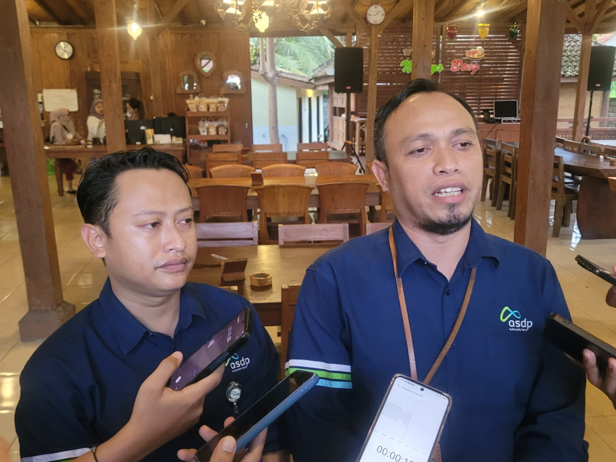 GM PT ASDP Ketapang, Yani Andriyanto (kanan) menyampaikan skenario pencegahan kemacetan di puncak libur Natal dan Tahun Baru 2025