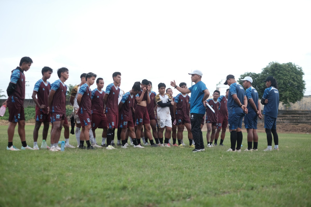Pelatih Persewangi, Alexander Saununu saat memimpin latihan di home base Persewangi di AIL, Desa Badean, Kecamatan Blimbingsari, Banyuwangi