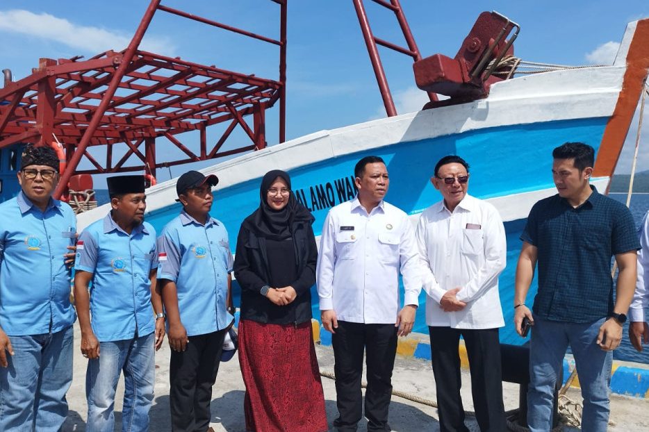 Direktur Jenderal Perikanan Tangkap KKP, Lotharia Latif, bersama Bupati Banyuwangi, Ipuk Fiestiandani dan Owner Pelabuhan Perikanan Masami, Aminoto menyaksikan pemberian bantuan kapal dari KKP kepada nelayan Banyuwangi