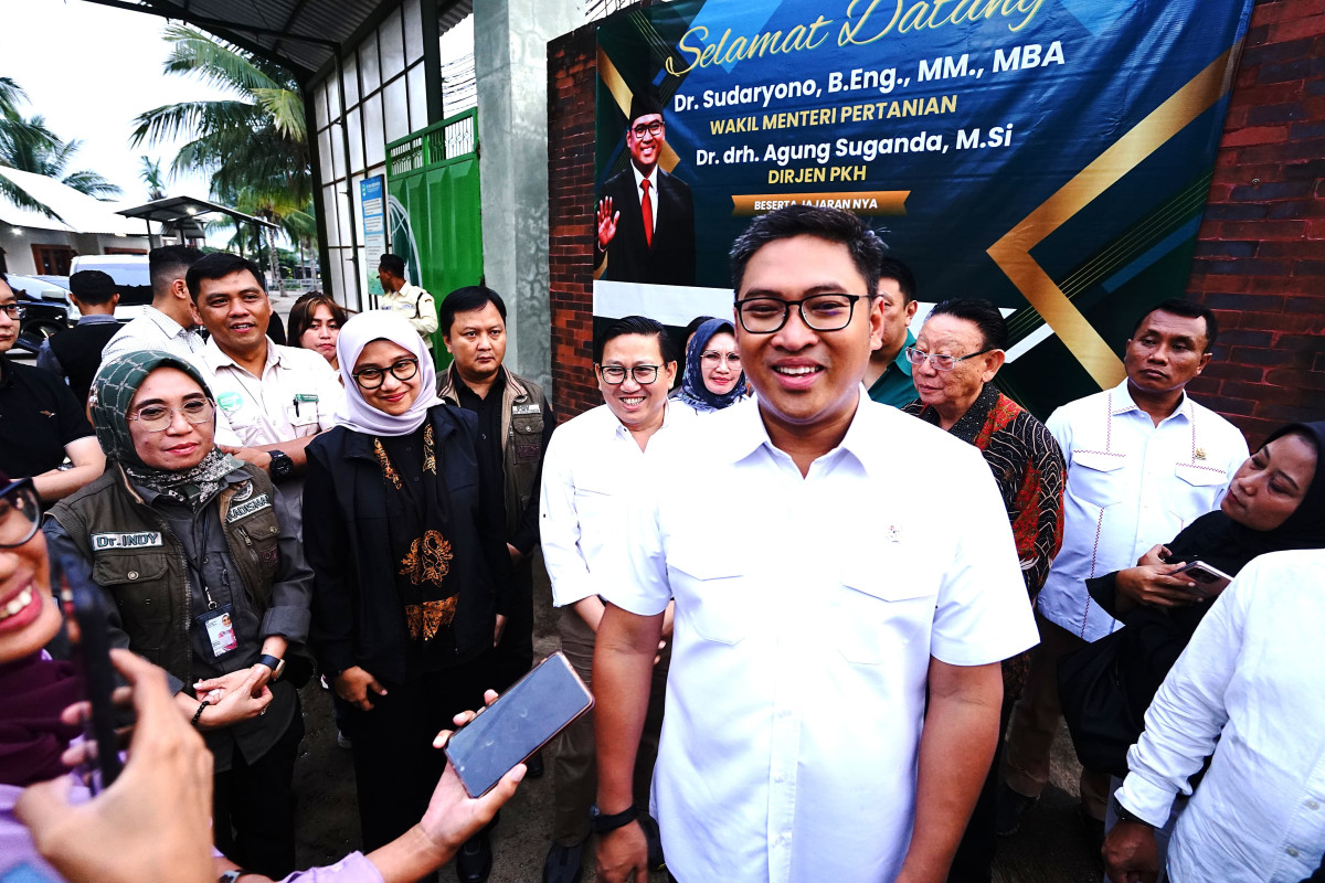 Wakil Menteri Pertanian RI, Sudaryono mengunjungi peternakan sapi perah modern, Rojo Koyo yang ada di Desa Gumuk, Kecamatan Licin
