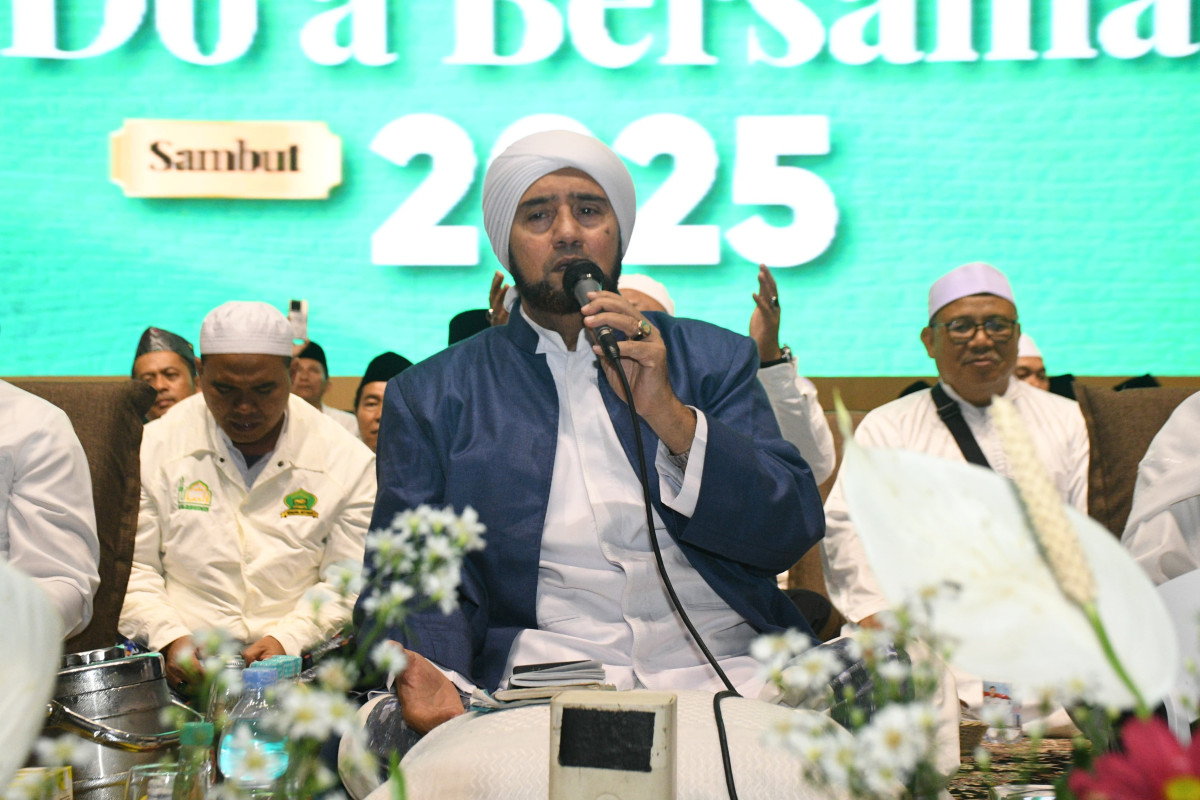Habib Syekh Bin Abdul Qadir Assegaf menghadiri doa bersama dalam refleksi akhir tahun di Lapangan Maron Genteng, Banyuwangi