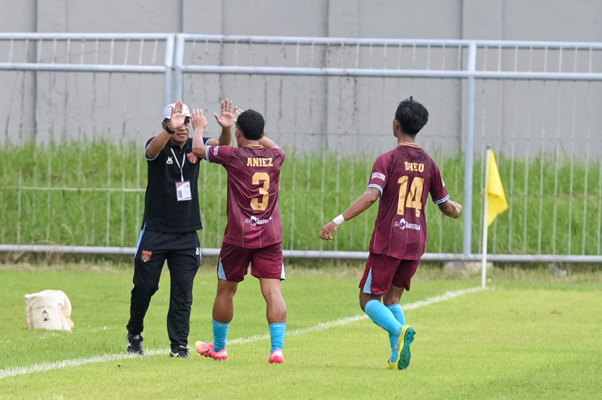 Kapten Persewangi, Anis Mujiono mencetak gol kedua Persewangi melalui tendangan bebas di laga Grup A Liga 4 Jawa Timur, Senin (6/1/2025)