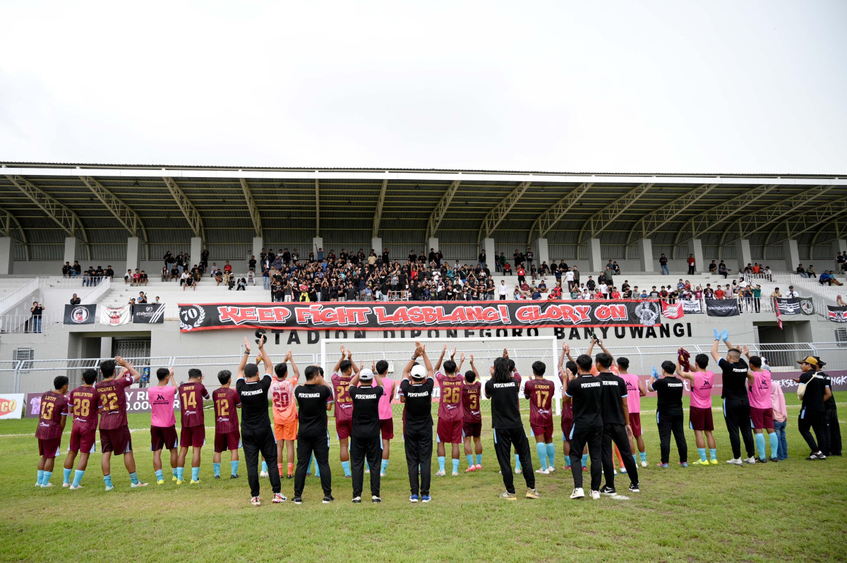 Supporter Squadra Lasblang bersama pemain dan manajemen Persewangi Banyuwangi di Stadion Diponegoro, Senin (6/1)