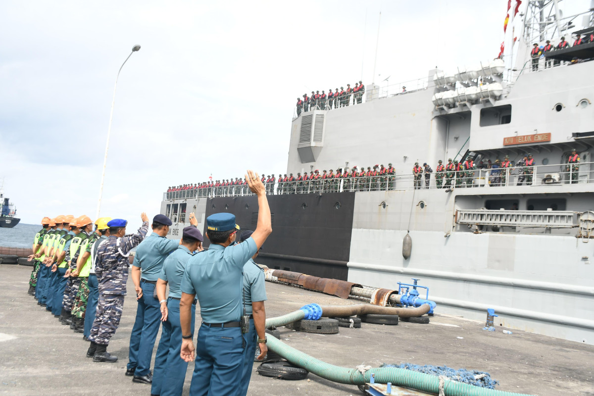 Personel Lanal Banyuwangi melepas KRI Teluk Ende-517 dan KRI Makassar-590 yang membawa para siswa Dikmapa XXXI, Dikmaba XLIV/1, dan Dikmata XLIV/1 tersebut kembali ke Surabaya pada Selasa (7/1/2024)