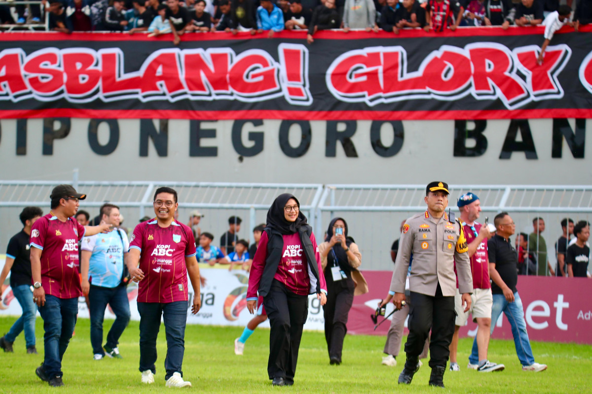 Presiden Persewangi, Handoko bersama Bupati Banyuwangi, Ipuk Fiestiandani dan Kapolresta Banyuwangi, Kombespol Rama Samtama Putra usai partai terakhir Grup A Liga 4 Jawa Timur di Stadion Diponegoro.