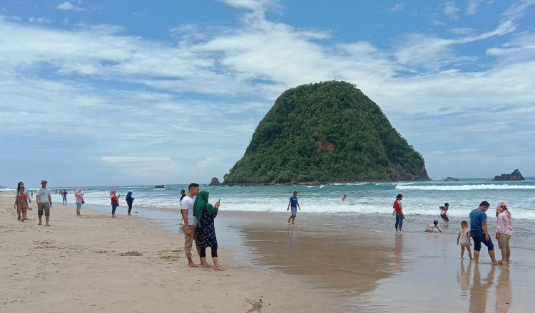 Pulau Merah Banyuwangi dikunjungi 19 ribu wisatawan selama Nataru 2024