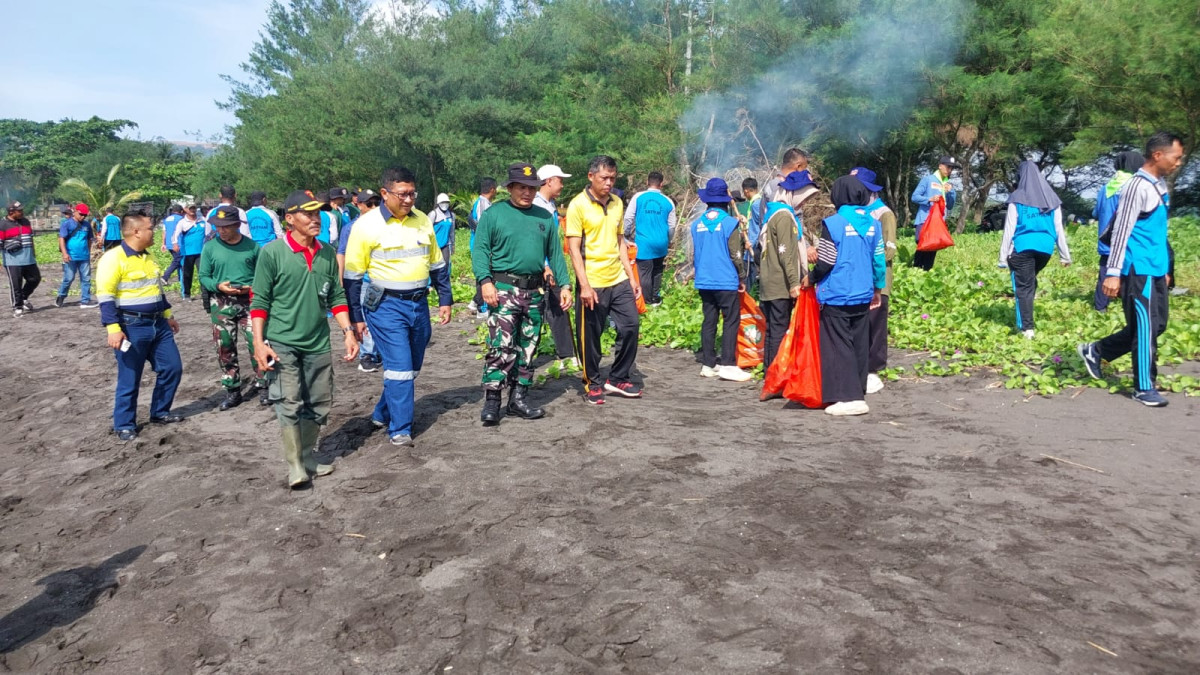  Forpimka Pesanggaran, siswa SD hingga SMA diwilayah Kecamatan Pesanggaran, Perhutani KPH Banyuwangi Selatan, Warga Pesanggaran beserta  perwakilan manajemen dan karyawan PT Bumi Suksesindo (PT BSI) melakukan bersih-bersih pantai dalam rangka ulang tahun Puslatpur Marinir Lampon Selasa (14/1/2025)