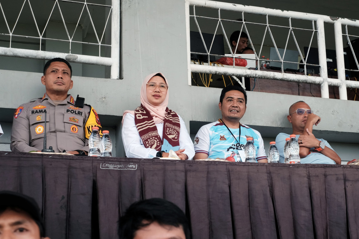 (Dari Kiri) Kapolresta Banyuwangi, Kombespol Rama Samtama Putra; Bupati Banyuwangi, Ipuk Fiestiandani; Presiden Persewangi, Handoko dan CEO Persewangi, Purwo Handoko saat menyaksikan pertandinagn Persewangi vs Persid di Stadion Diponegoro, Rabu (23/1/2025)