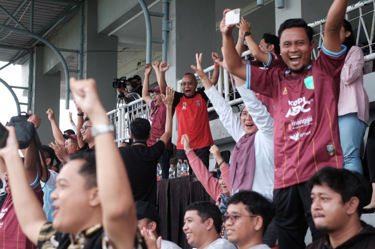 Pendukung Persewangi dari tribun VIP bersorak saat Anis Mujiono mencetak gol kedua saat melawan Persebo 1964