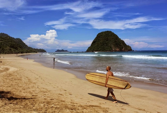 Pantai Pulau Merah masih menjadi primadona selama libur Imlek 2025