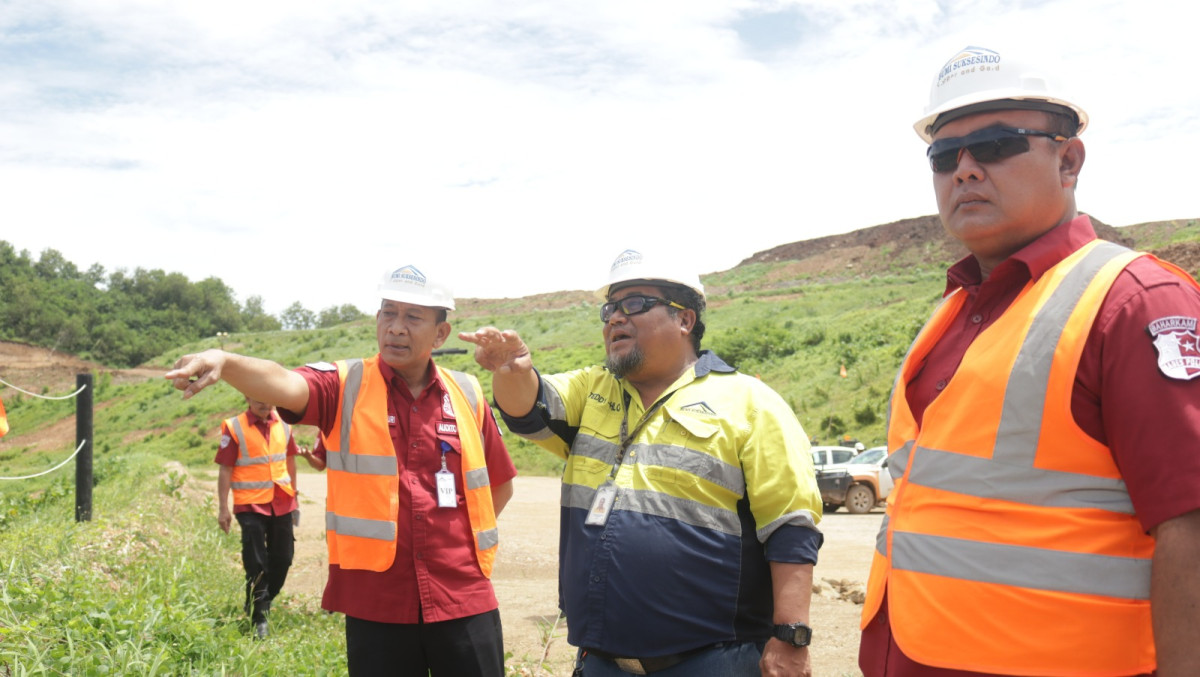 Direktorat Polisi Satwa Korsabhara Baharkam Polri (Dirpolsatwa Korsabhara Baharkam Polri), Brigjen Pol. Ahmad Subarkah didampingi langsung oleh General Manager of Operations (GMO) PT BSI, Roelly Fransza meninjau lokasi tambang emas.