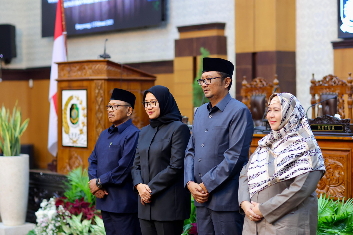 Rapat Paripurna DPRD Banyuwangi menetapkan pasangan Ipuk Fiestiandani dan Mujiono sebagai Bupati dan Wakil Bupati Banyuwangi periode 2025-2030.