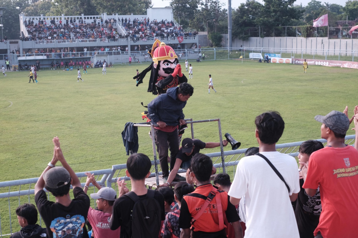 Maskot Minak Djinggo yang dibawa supporter laros meramaikan pertandingan Persewangi di Liga 4 Jatim