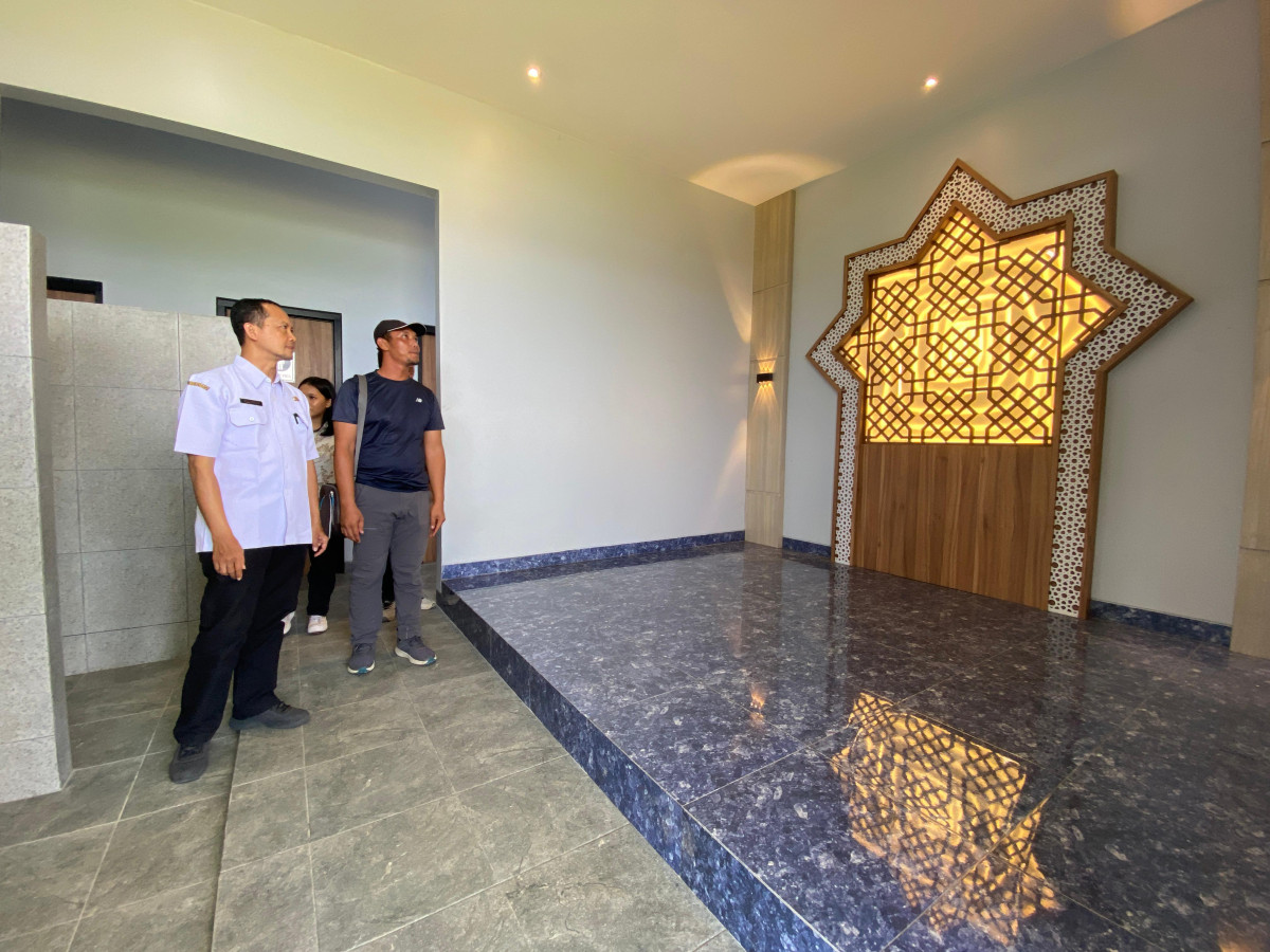 Dinas Pendidikan Banyuwangi melihat kondisi rumah pintar di Desa Sumberagung, Kecamatan Pesanggaran.