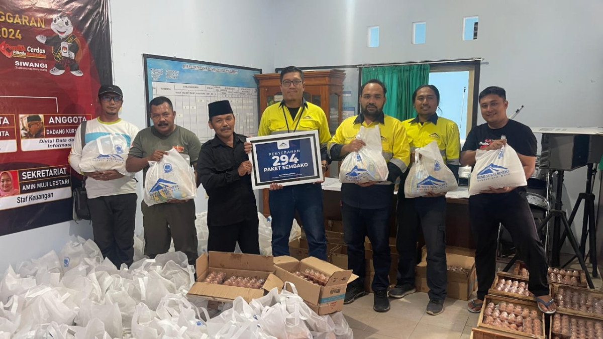 Manajemen PT BSI Menyerahkan paket sembako kepada Lansia di Kecamatan Pesanggaran, Kabupaten Banyuwangi, Jawa Timur