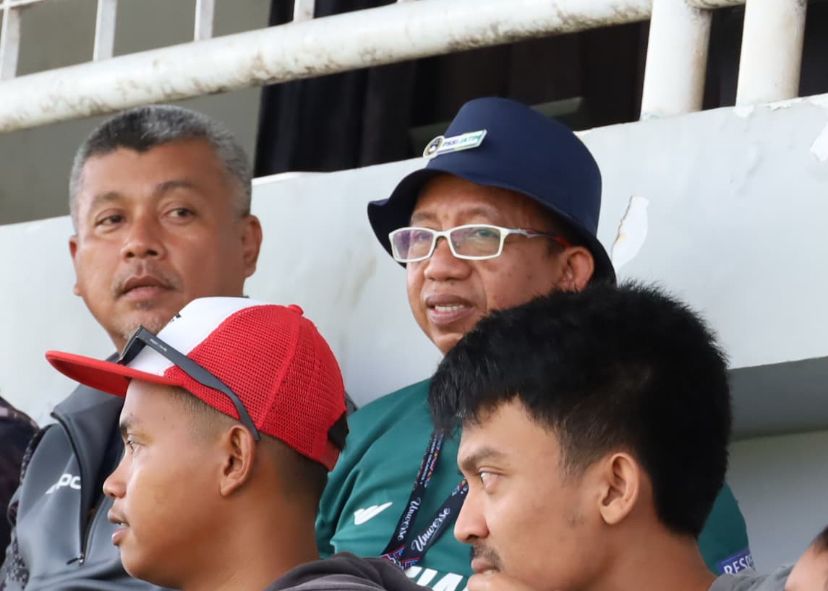 Ketua Pandis Asprov PSSI Jatim, Samiadji Makin Rahmat bersama Manajer Sang Maestro saat menyaksikan pertandingan di Stadion Diponegoro
