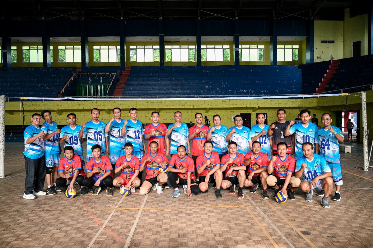 Tim Voly PUDAM Banyuwangi bersama Tim voly Polresta Banyuwangi (foto : istimewa)