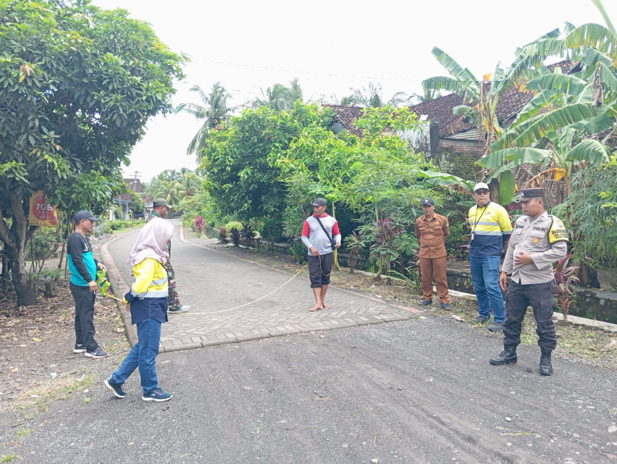 PT BSI melakukan pavingisasi di Dusun Ringinagung, Desa Pesanggaran, Kecamatan Pesanggaran, Banyuwangi, Jawa Timur,