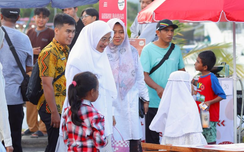 Bupati Banyuwangi, Ipuk Fiestiandani mengunjungi pasar Takjil di Pantai Marina Boom, Sabtu (1/3/2025)