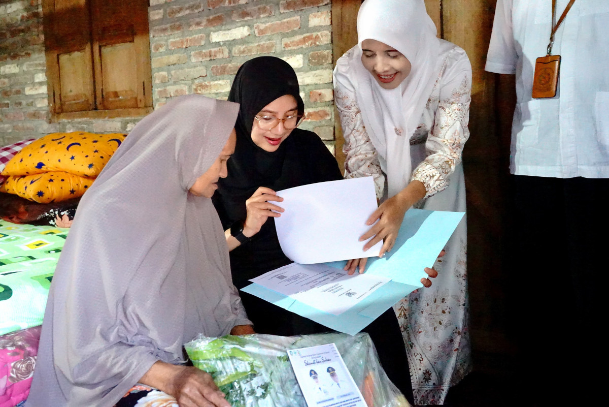 Bupati Banyuwangi, Ipuk Fiestiandani mencanangkan program untuk mempermudah proses dokumen kependudukan bagi masyarakat